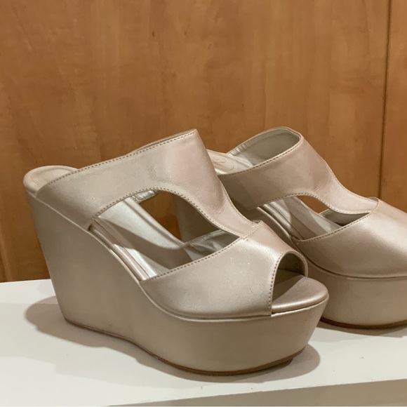NWOT  subtle shimmer platforms - Picture 11 of 15